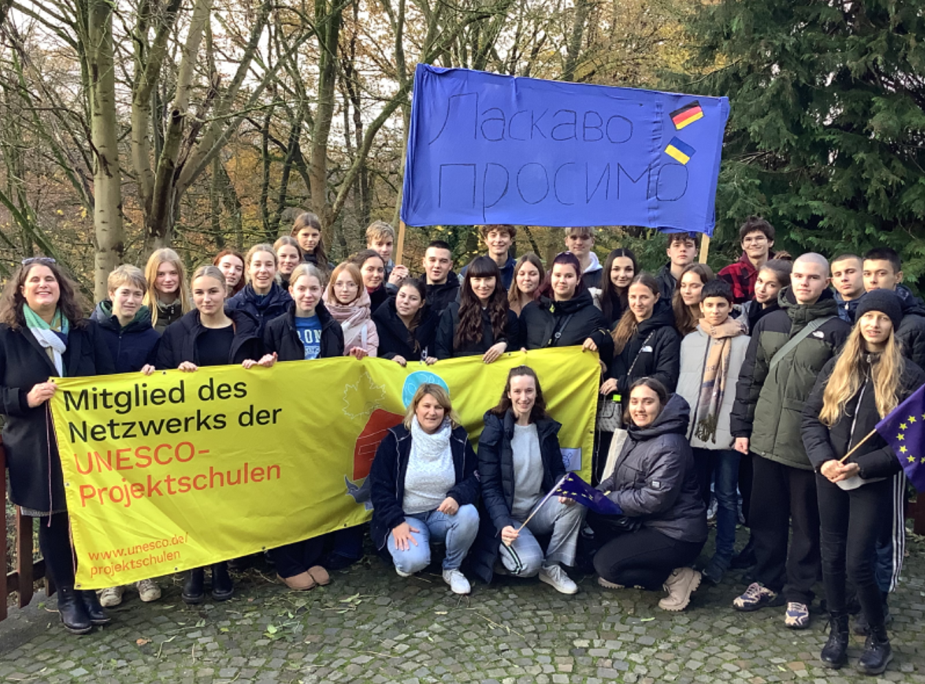 Das Bild zeigt Schülerinnen und Schüler der 10a gemeinsam mit unseren Gästen aus der Ukraine